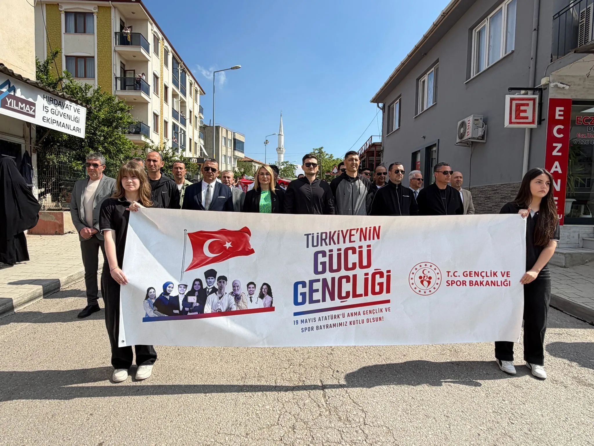 Altınova’da 19 Mayıs Coşkusu Askeri Bando Eşliğinde Başladı: Gençlik Yürüyüşü İlçeyi Bayram Atmosferine Bürüdü