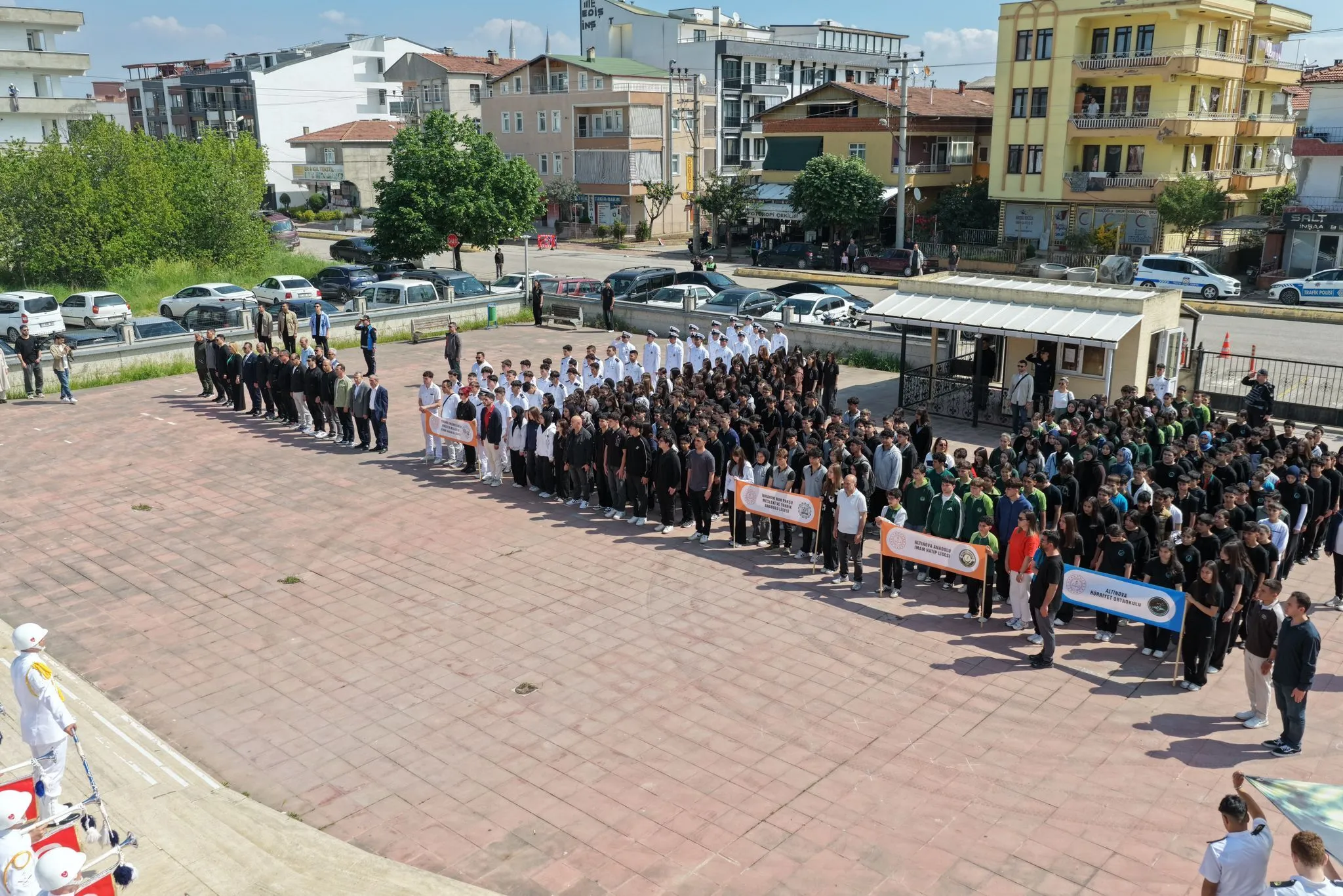 Altınova’da 19 Mayıs Coşkusu Askeri Bando Eşliğinde Başladı: Gençlik Yürüyüşü İlçeyi Bayram Atmosferine Bürüdü