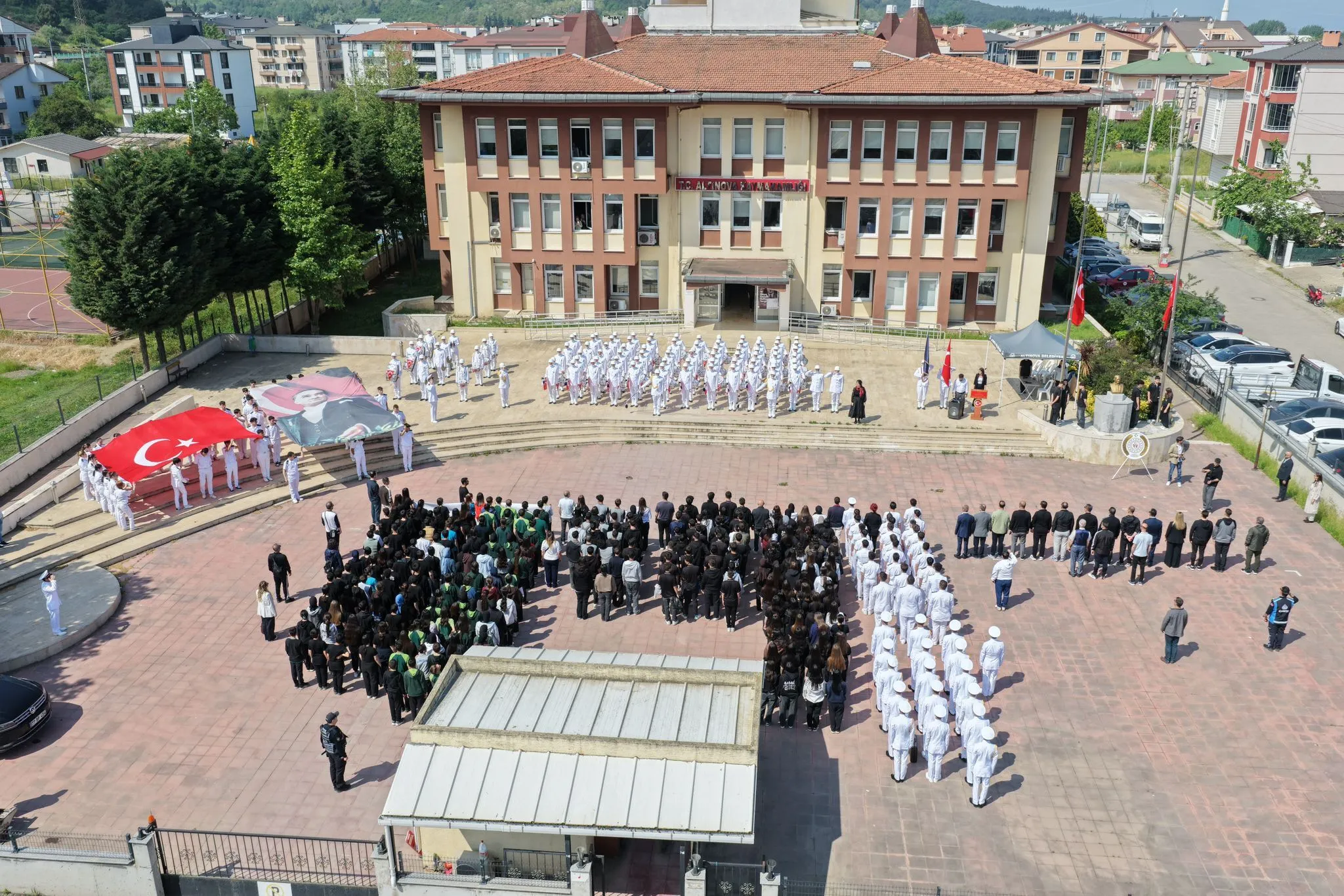 Altınova’da 19 Mayıs Coşkusu Askeri Bando Eşliğinde Başladı: Gençlik Yürüyüşü İlçeyi Bayram Atmosferine Bürüdü