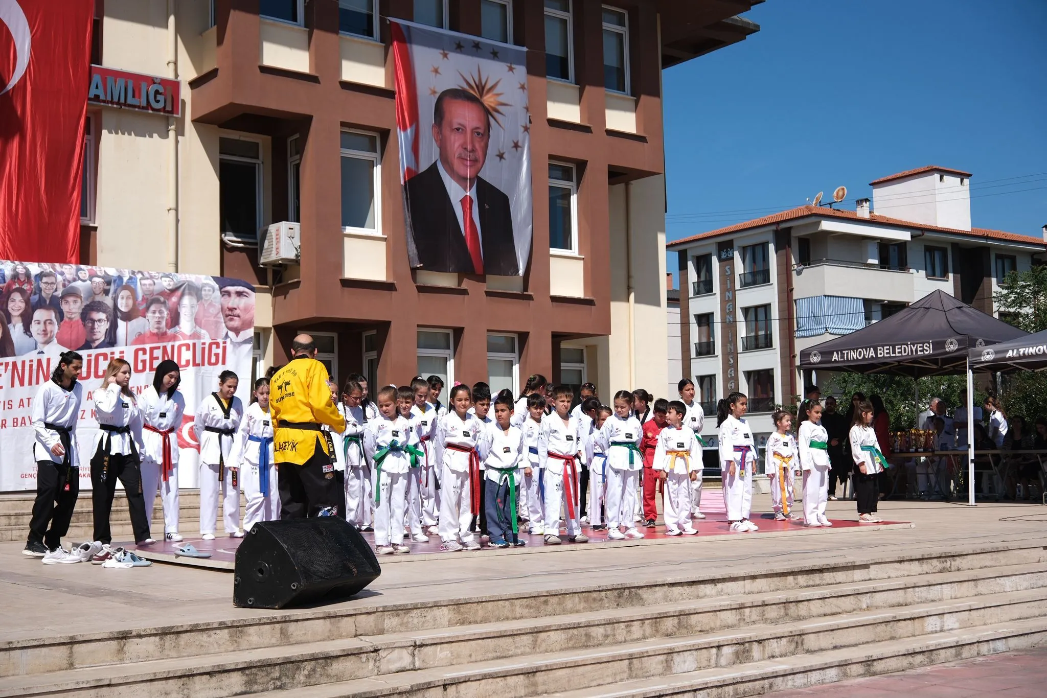 Altınova’da 19 Mayıs Coşkusu: Gençlerin Gösterileri Büyük Alkış Aldı