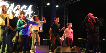 ÇİFTLİKKÖY’DE 19 MAYIS COŞKUSU RAGGA OKTAY’LA ZİRVEYE ÇIKTI 2 ÇİFTLİKKÖY’DE 19 MAYIS COŞKUSU RAGGA OKTAY’LA ZİRVEYE ÇIKTI