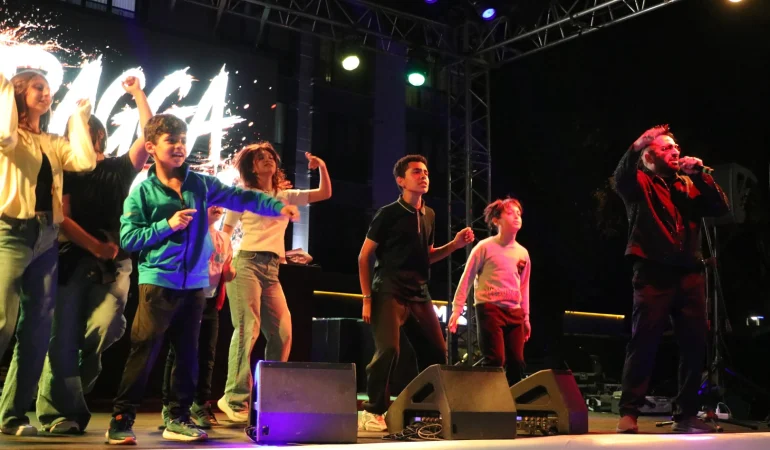ÇİFTLİKKÖY’DE 19 MAYIS COŞKUSU RAGGA OKTAY’LA ZİRVEYE ÇIKTI 2 ÇİFTLİKKÖY’DE 19 MAYIS COŞKUSU RAGGA OKTAY’LA ZİRVEYE ÇIKTI