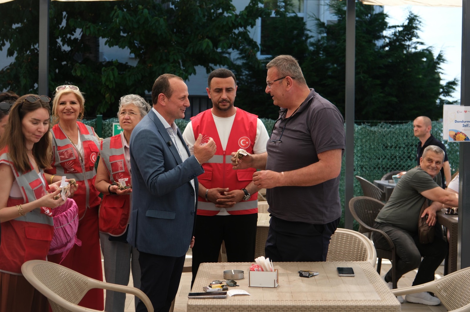 Dünya Çevre Günü’nde Çiftlikköy’de Anlamlı Etkinlik: Vatandaşlara Çiçek Tohumu Topları Dağıtıldı 6 Dünya Çevre Günü’nde Çiftlikköy’de Anlamlı Etkinlik: Vatandaşlara Çiçek Tohumu Topları Dağıtıldı