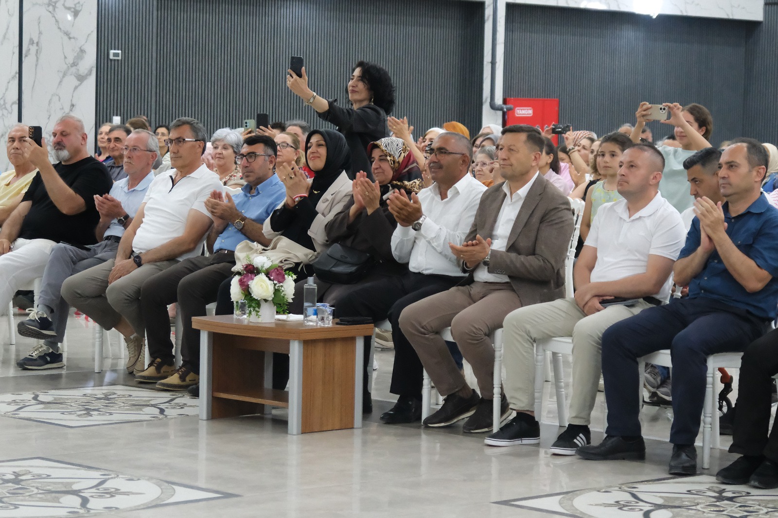 Çiftlikköy’de Türkü Şöleni Yaşandı: Halk Müziği Tutkunları Unutulmaz Bir Gece Geçirdi 4 Çiftlikköy’de Türkü Şöleni Yaşandı: Halk Müziği Tutkunları Unutulmaz Bir Gece Geçirdi