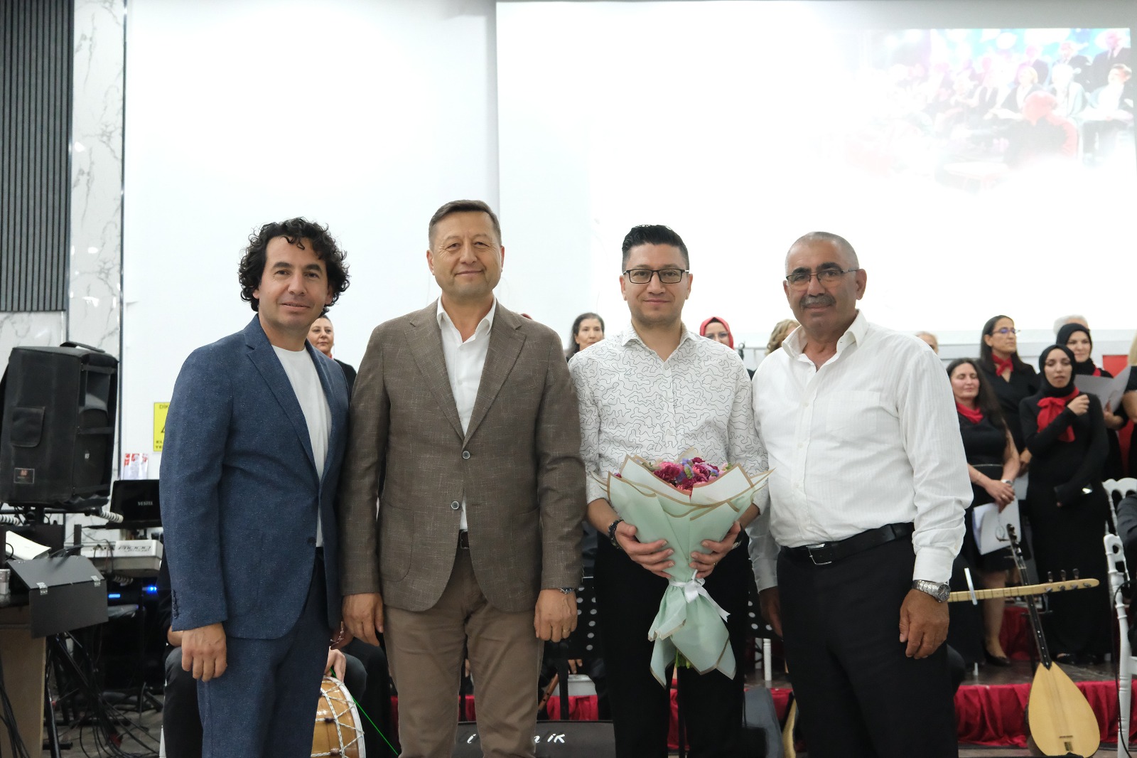 Çiftlikköy’de Türkü Şöleni Yaşandı: Halk Müziği Tutkunları Unutulmaz Bir Gece Geçirdi 7 Çiftlikköy’de Türkü Şöleni Yaşandı: Halk Müziği Tutkunları Unutulmaz Bir Gece Geçirdi