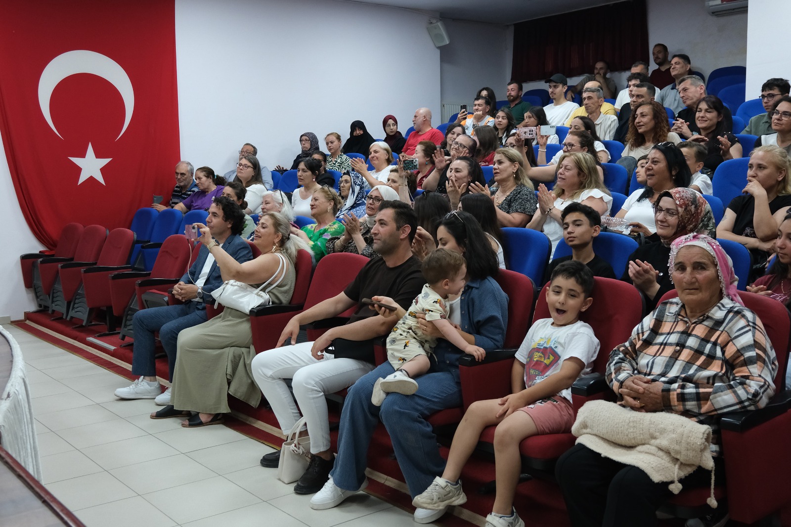 Çiftlikköy’de Bağlama Kursiyerlerinden Türkü Şöleni 6 Çiftlikköy’de Bağlama Kursiyerlerinden Türkü Şöleni