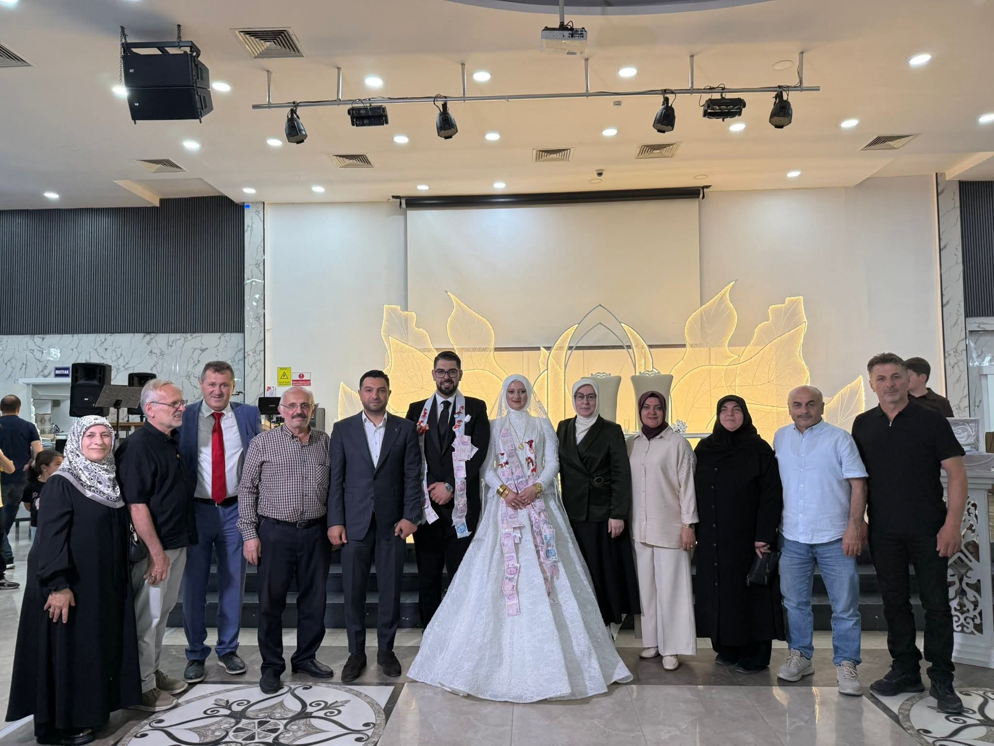 AK Parti Yalova Milletvekili Meliha Akyol, Mezuniyet Töreni ve Düğün Programında Vatandaşlarla Buluştu
