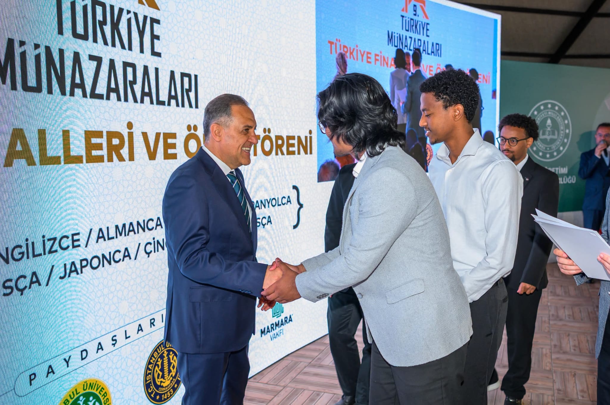 Yalova’da 9. Türkiye Münazaraları Ödül Töreni Düzenlendi: Başarılı Öğrencilere Ödülleri Takdim Edildi 9 Yalova’da 9. Türkiye Münazaraları Ödül Töreni Düzenlendi: Başarılı Öğrencilere Ödülleri Takdim Edildi