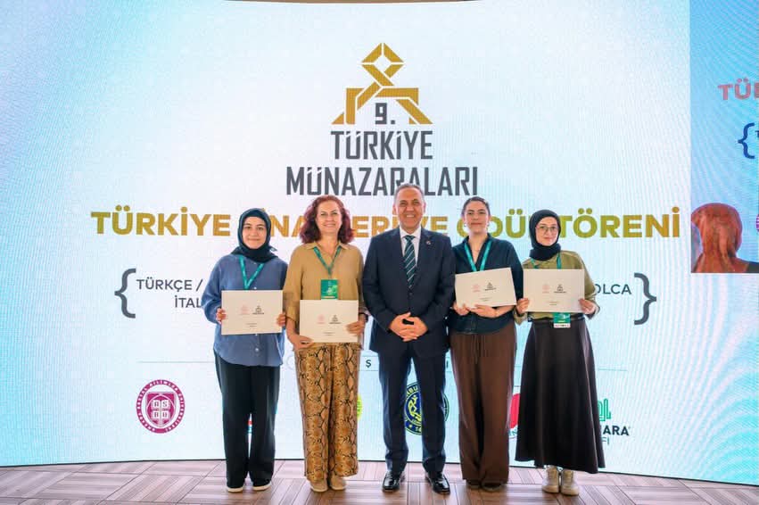 Yalova’da 9. Türkiye Münazaraları Ödül Töreni Düzenlendi: Başarılı Öğrencilere Ödülleri Takdim Edildi 6 Yalova’da 9. Türkiye Münazaraları Ödül Töreni Düzenlendi: Başarılı Öğrencilere Ödülleri Takdim Edildi