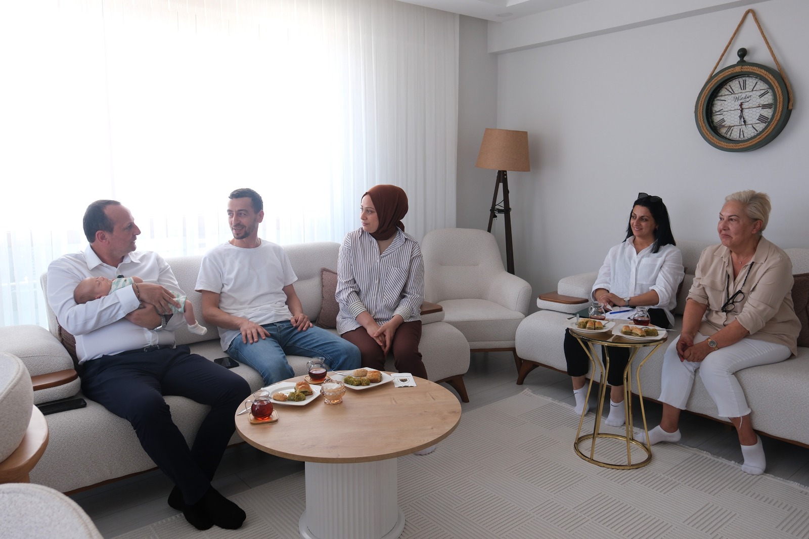 Çiftlikköy’de ‘Hoş Geldin Bebek’ Projesi Devam Ediyor: Başkan Adil Yele Ailelerin Sevincine Ortak Oldu 4 Çiftlikköy’de ‘Hoş Geldin Bebek’ Projesi Devam Ediyor: Başkan Adil Yele Ailelerin Sevincine Ortak Oldu