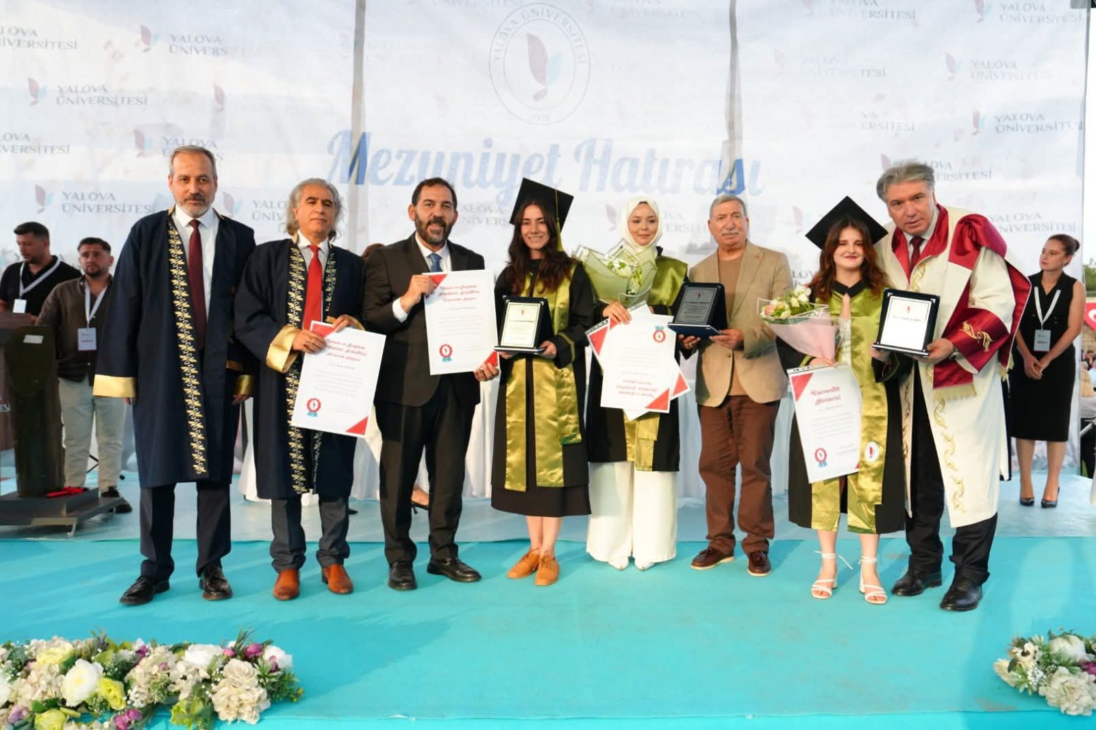 Yalova Üniversitesi 2025-2026 Akademik Yılı Mezuniyet Töreni Coşkuyla Gerçekleştirildi 8 Yalova Üniversitesi 2025-2026 Akademik Yılı Mezuniyet Töreni Coşkuyla Gerçekleştirildi