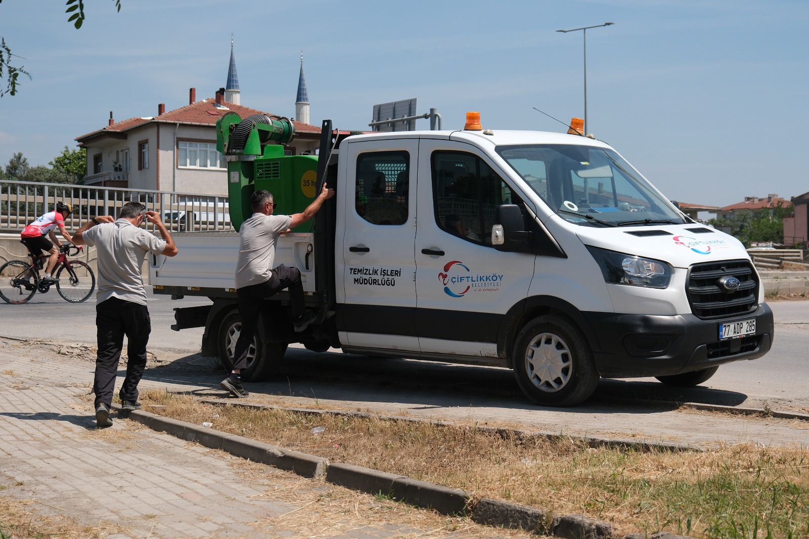 ÇİFTLİKKÖY’DE İLAÇLAMA SEFERBERLİĞİ SÜRÜYOR 4 ÇİFTLİKKÖY’DE İLAÇLAMA SEFERBERLİĞİ SÜRÜYOR