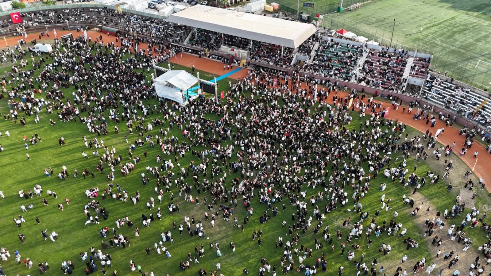 Yalova Üniversitesi 2025-2026 Akademik Yılı Mezuniyet Töreni Coşkuyla Gerçekleştirildi 12 Yalova Üniversitesi 2025-2026 Akademik Yılı Mezuniyet Töreni Coşkuyla Gerçekleştirildi