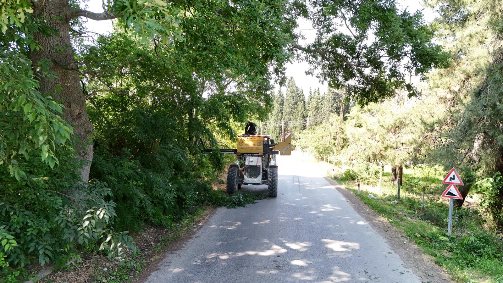 Yalova’da Köy Yollarında Güvenlik Seferberliği: Yol Kenarlarında Budama ve Temizlik Çalışmaları Aralıksız Devam Ediyor 4 Yalova’da Köy Yollarında Güvenlik Seferberliği: Yol Kenarlarında Budama ve Temizlik Çalışmaları Aralıksız Devam Ediyor