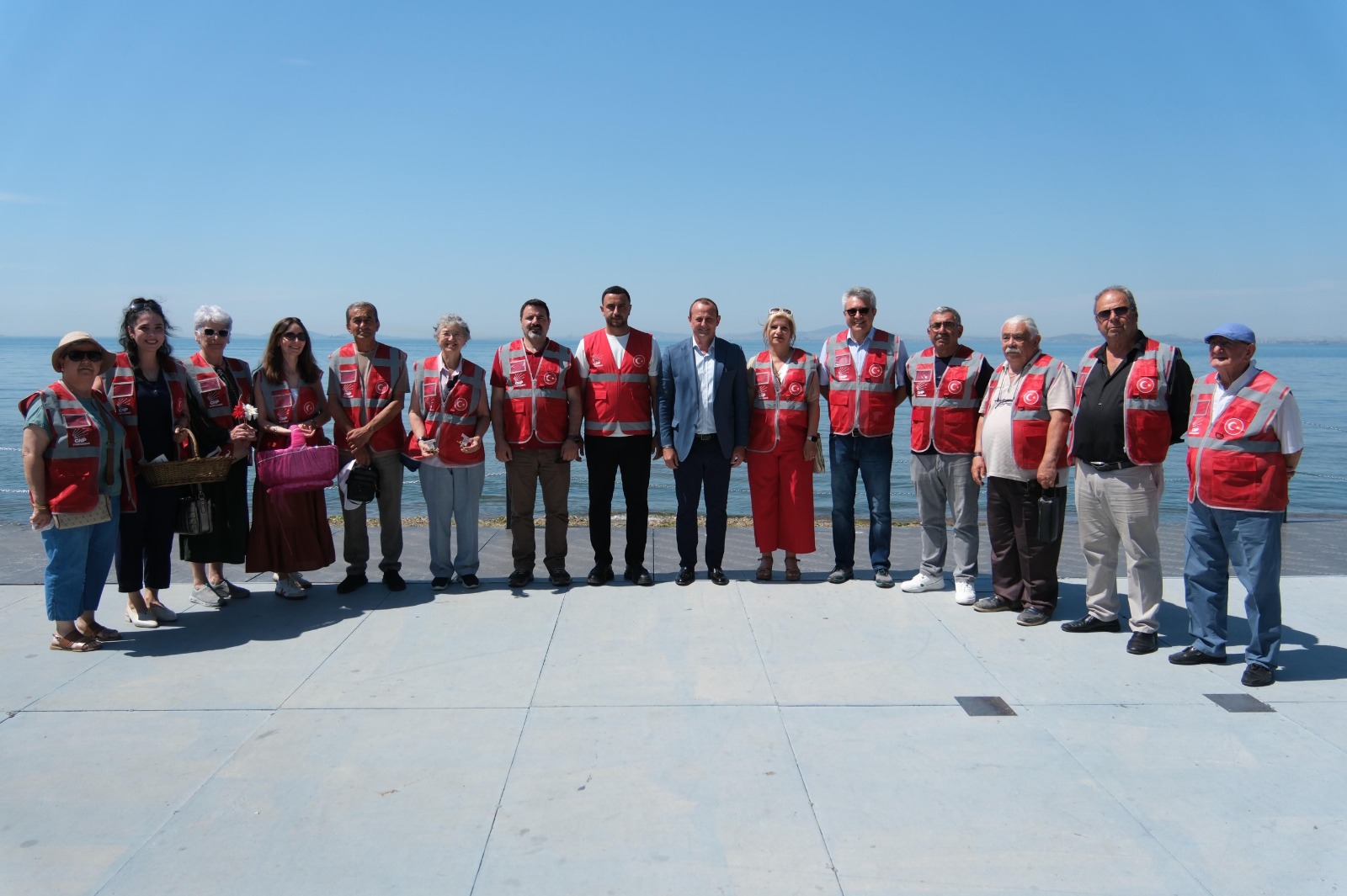 Dünya Çevre Günü’nde Çiftlikköy’de Anlamlı Etkinlik: Vatandaşlara Çiçek Tohumu Topları Dağıtıldı 4 Dünya Çevre Günü’nde Çiftlikköy’de Anlamlı Etkinlik: Vatandaşlara Çiçek Tohumu Topları Dağıtıldı