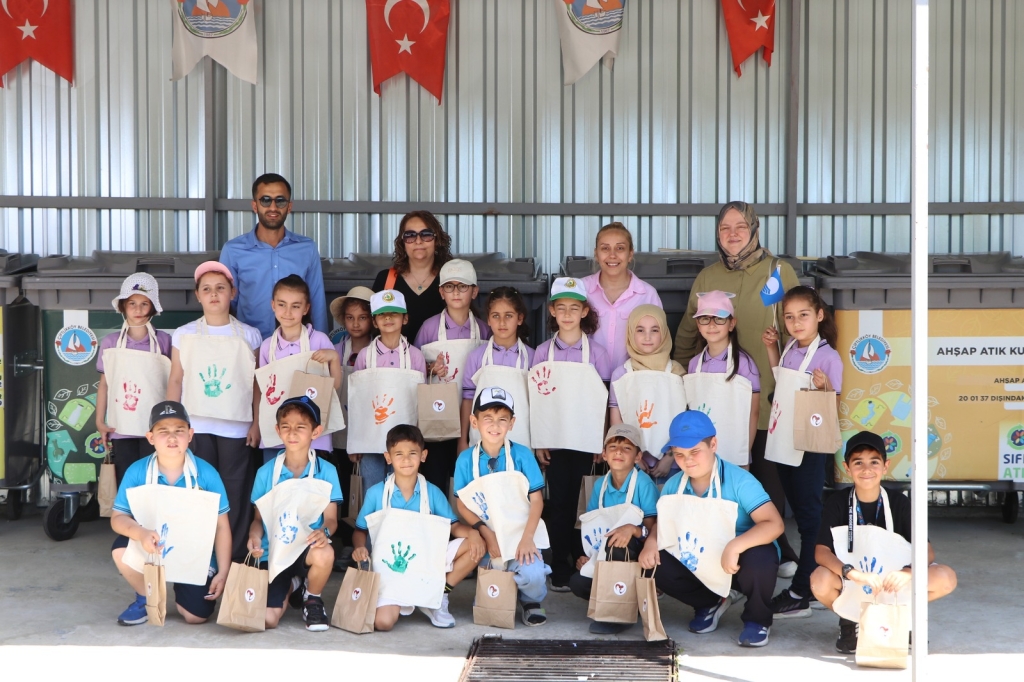 ÖĞRENCİLER, ÇİFTLİKKÖY’DE MAVİ BAYRAK ÇEVRE EĞİTİMİNE KATILDI