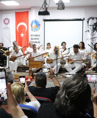 Çiftlikköy’de Türküler “Tenburnâme” Konseriyle Can Buldu 2 Çiftlikköy’de Türküler “Tenburnâme” Konseriyle Can Buldu