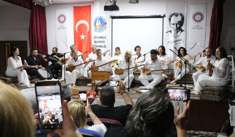 Çiftlikköy’de Türküler “Tenburnâme” Konseriyle Can Buldu 1 Çiftlikköy’de Türküler “Tenburnâme” Konseriyle Can Buldu
