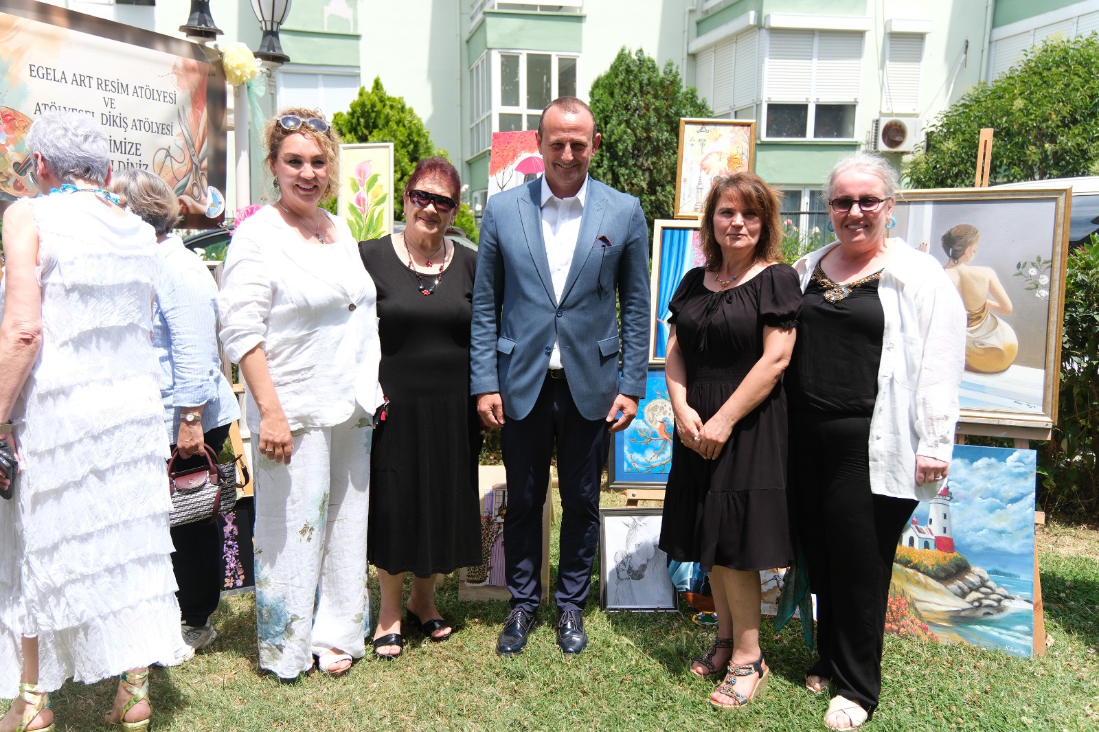 BAŞKAN YELE, RESİM VE DİKİŞ KURSİYERLERİNİN YIL SONU SERGİSİNİ AÇTI 4 BAŞKAN YELE, RESİM VE DİKİŞ KURSİYERLERİNİN YIL SONU SERGİSİNİ AÇTI