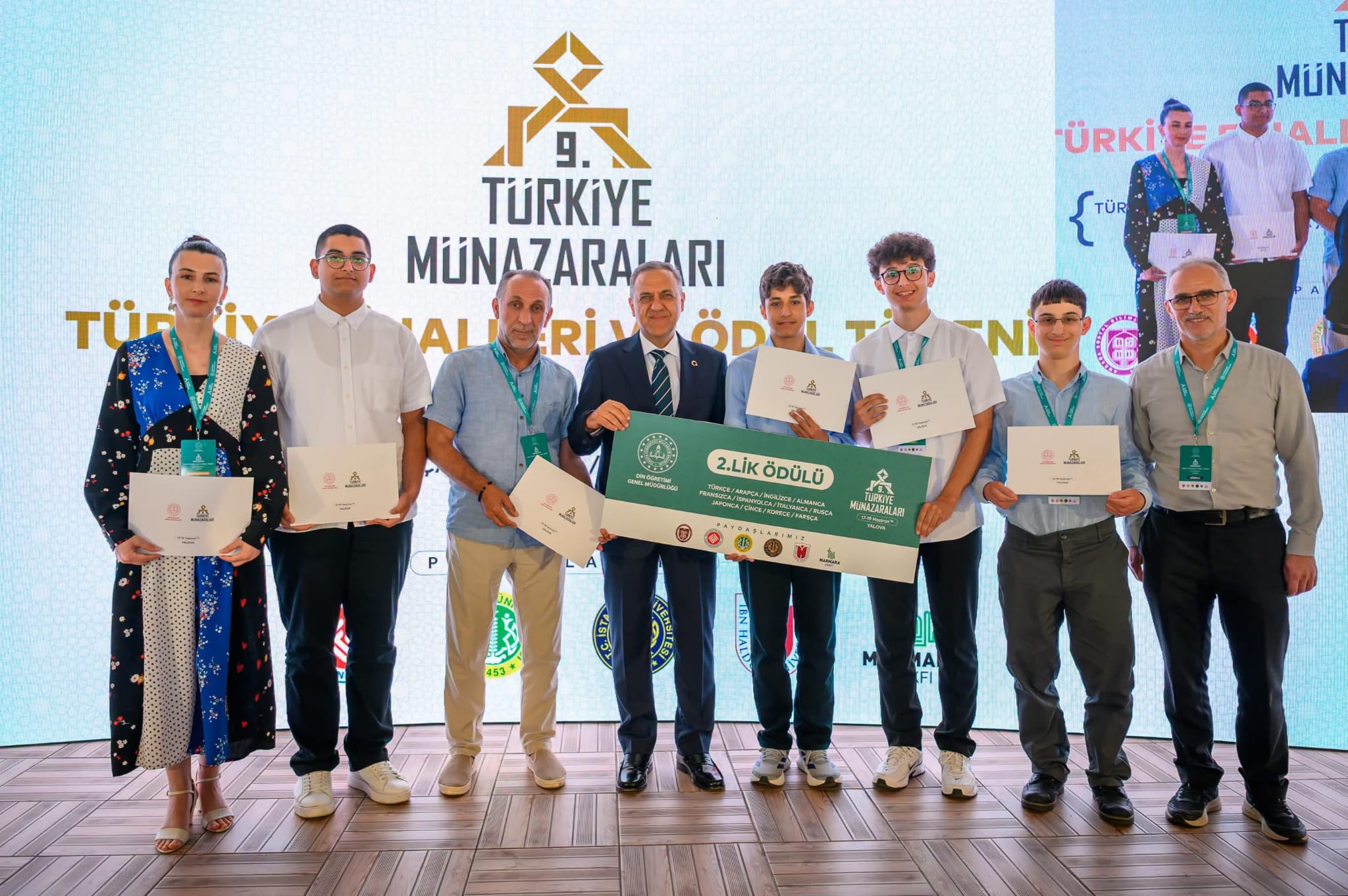 Yalova’da 9. Türkiye Münazaraları Ödül Töreni Düzenlendi: Başarılı Öğrencilere Ödülleri Takdim Edildi 5 Yalova’da 9. Türkiye Münazaraları Ödül Töreni Düzenlendi: Başarılı Öğrencilere Ödülleri Takdim Edildi