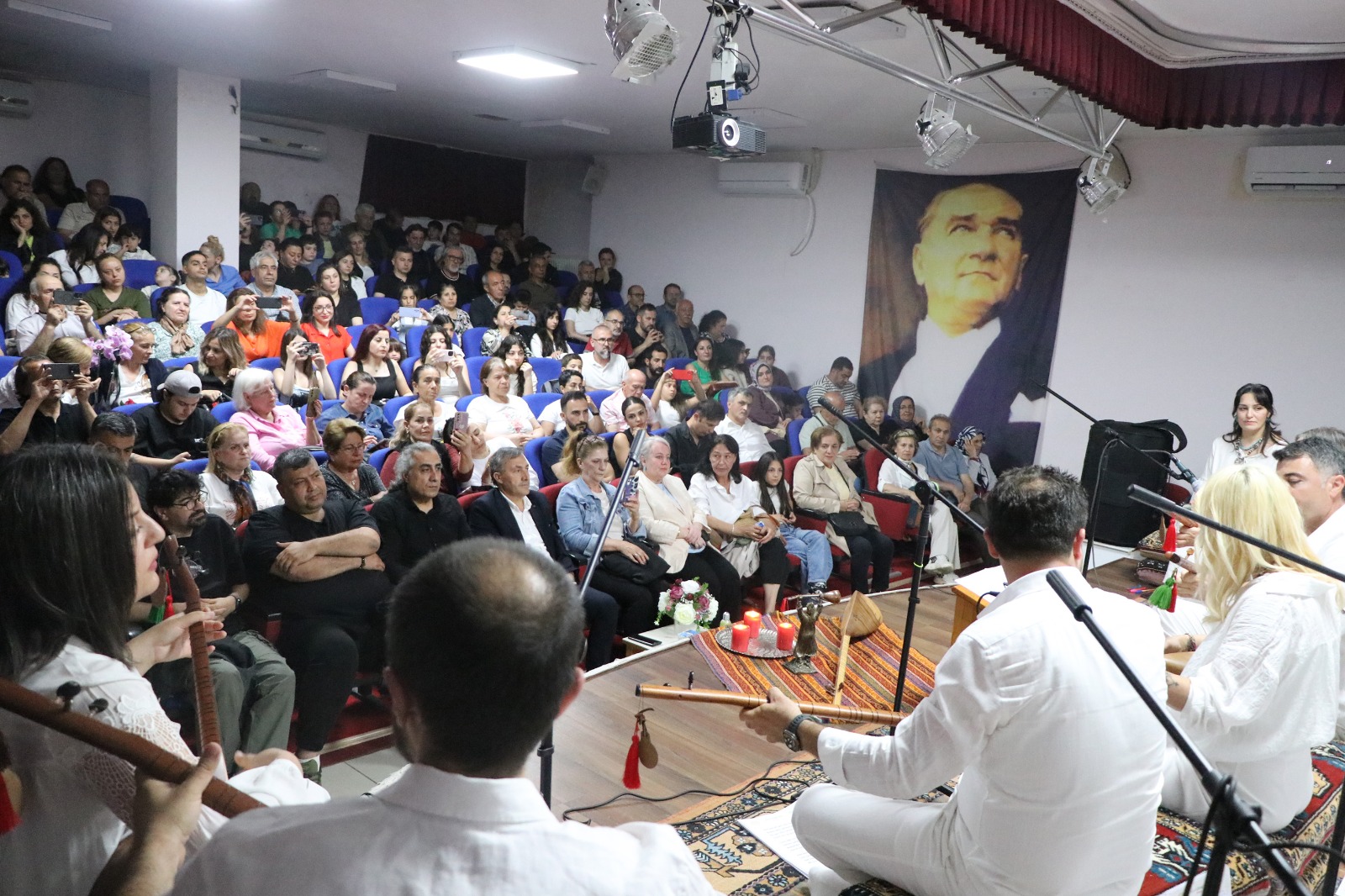 Çiftlikköy’de Türküler “Tenburnâme” Konseriyle Can Buldu 7 Çiftlikköy’de Türküler “Tenburnâme” Konseriyle Can Buldu