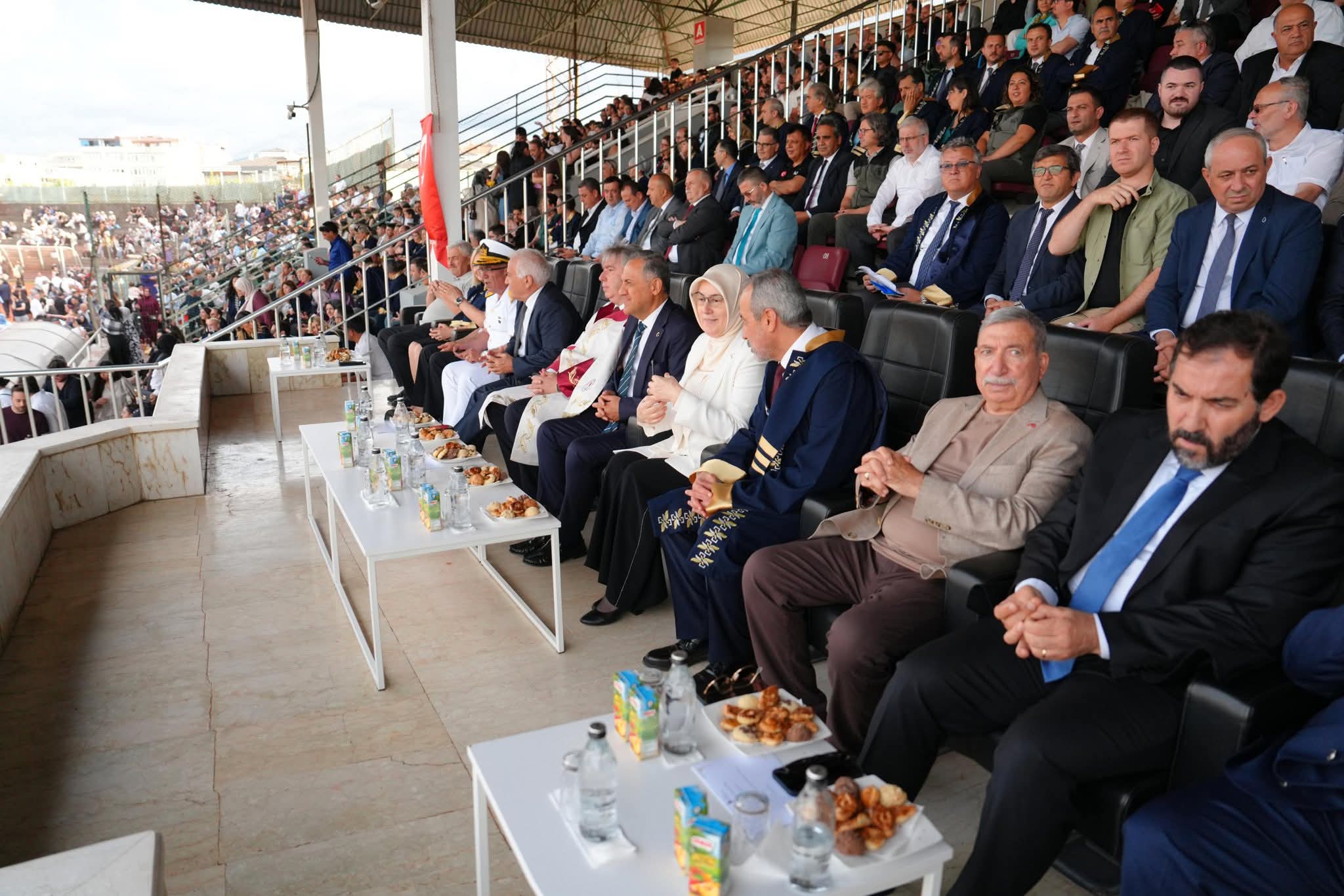 Yalova Üniversitesi 2025-2026 Akademik Yılı Mezuniyet Töreni Coşkuyla Gerçekleştirildi 4 Yalova Üniversitesi 2025-2026 Akademik Yılı Mezuniyet Töreni Coşkuyla Gerçekleştirildi
