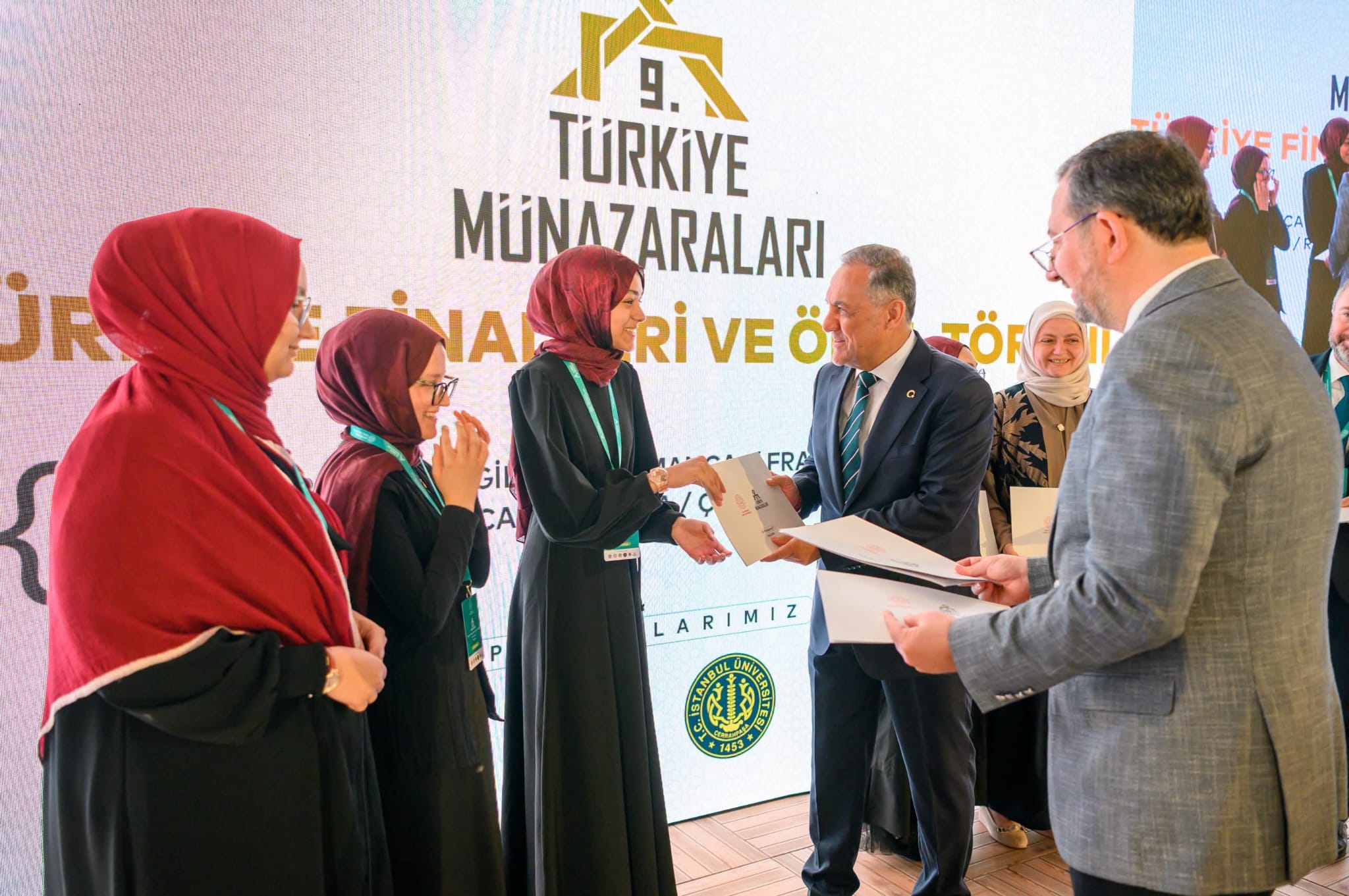 Yalova’da 9. Türkiye Münazaraları Ödül Töreni Düzenlendi: Başarılı Öğrencilere Ödülleri Takdim Edildi 10 Yalova’da 9. Türkiye Münazaraları Ödül Töreni Düzenlendi: Başarılı Öğrencilere Ödülleri Takdim Edildi