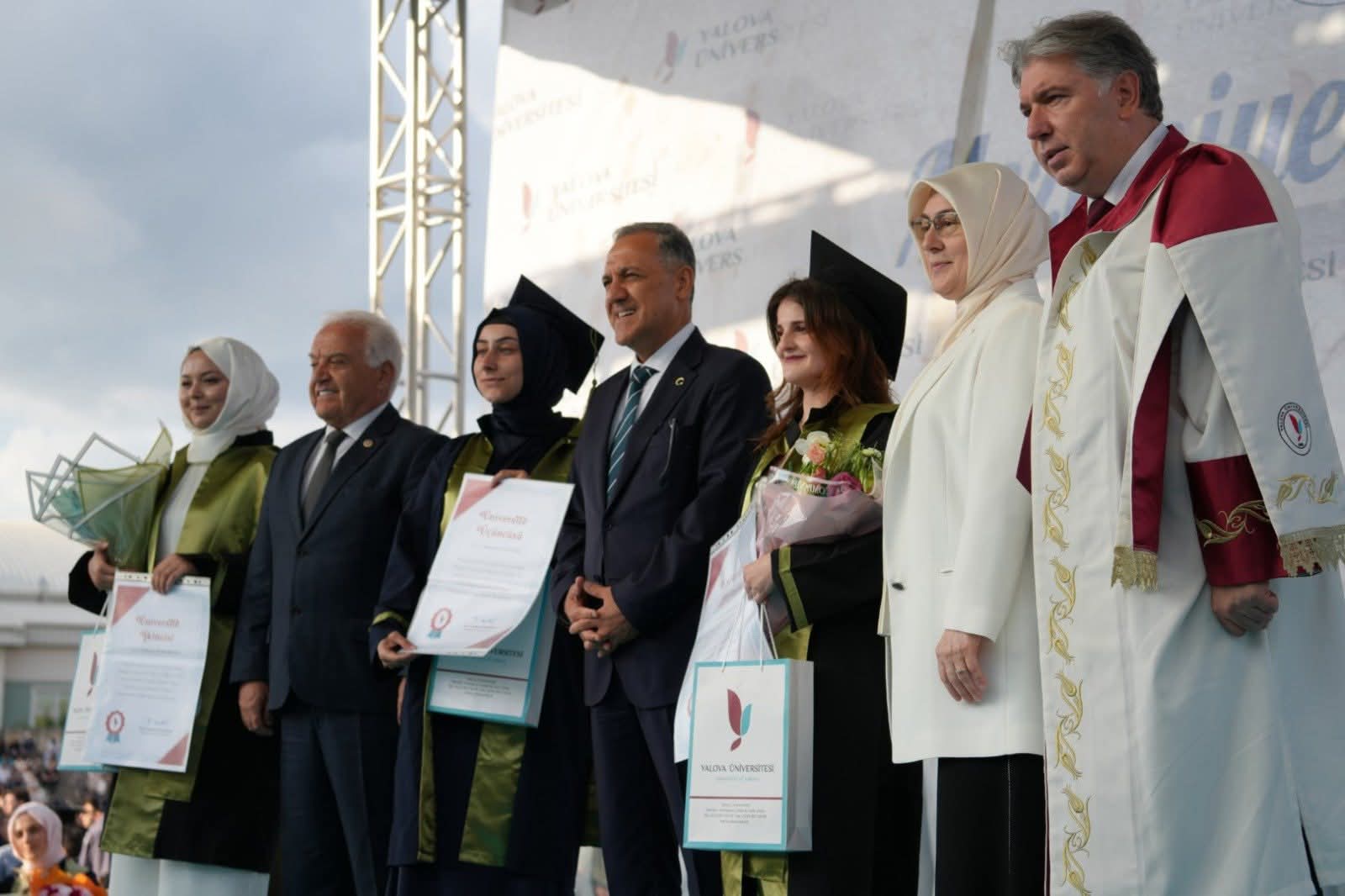 Yalova Üniversitesi 2025-2026 Akademik Yılı Mezuniyet Töreni Coşkuyla Gerçekleştirildi 7 Yalova Üniversitesi 2025-2026 Akademik Yılı Mezuniyet Töreni Coşkuyla Gerçekleştirildi