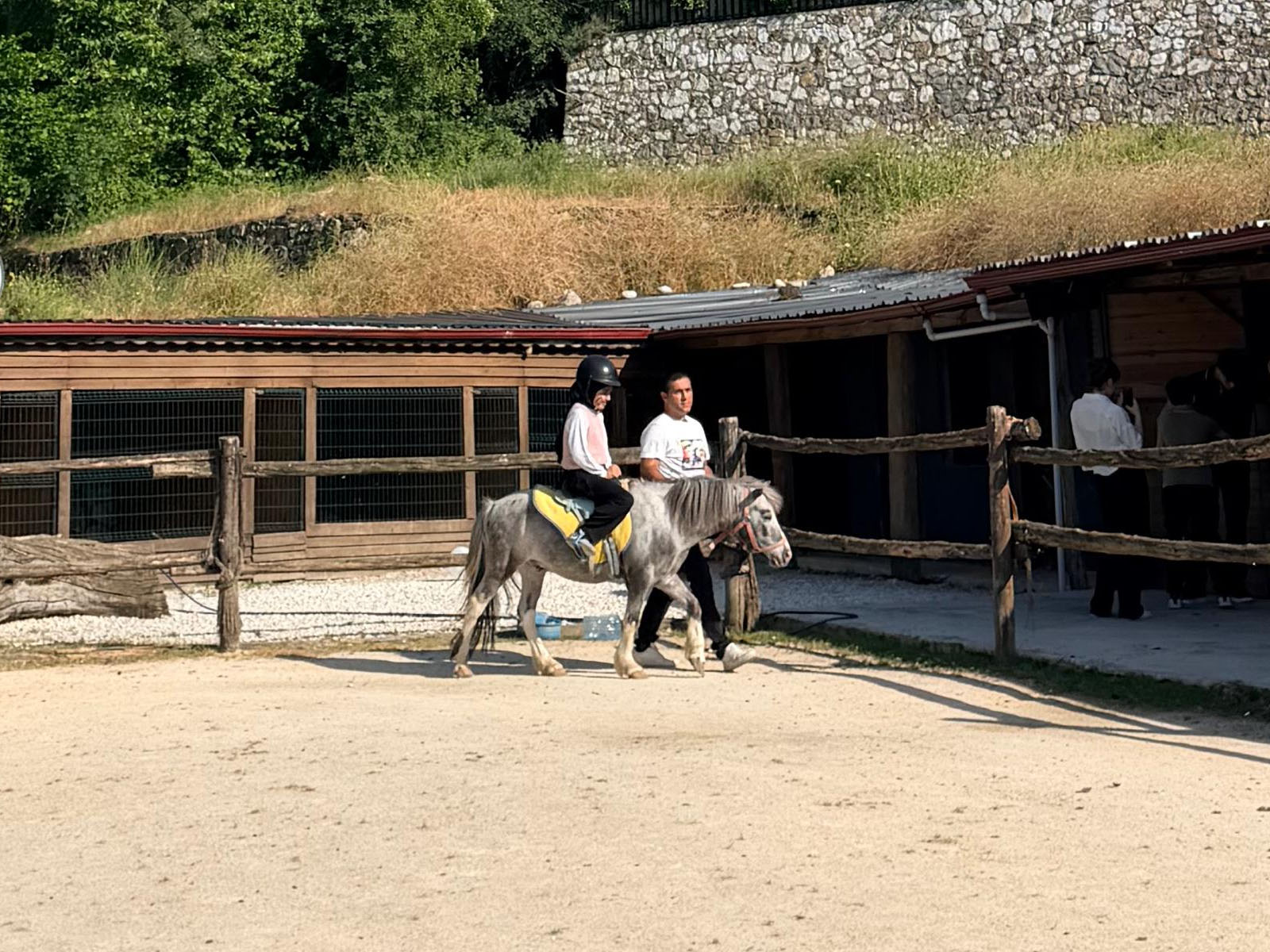 Yalova’da Anlamlı Sosyal Sorumluluk Etkinliği: 35 Çocuk ve Aileleri Animal Park & Garden’da Unutulmaz Bir Gün Yaşadı 5 Yalova’da Anlamlı Sosyal Sorumluluk Etkinliği: 35 Çocuk ve Aileleri Animal Park & Garden’da Unutulmaz Bir Gün Yaşadı