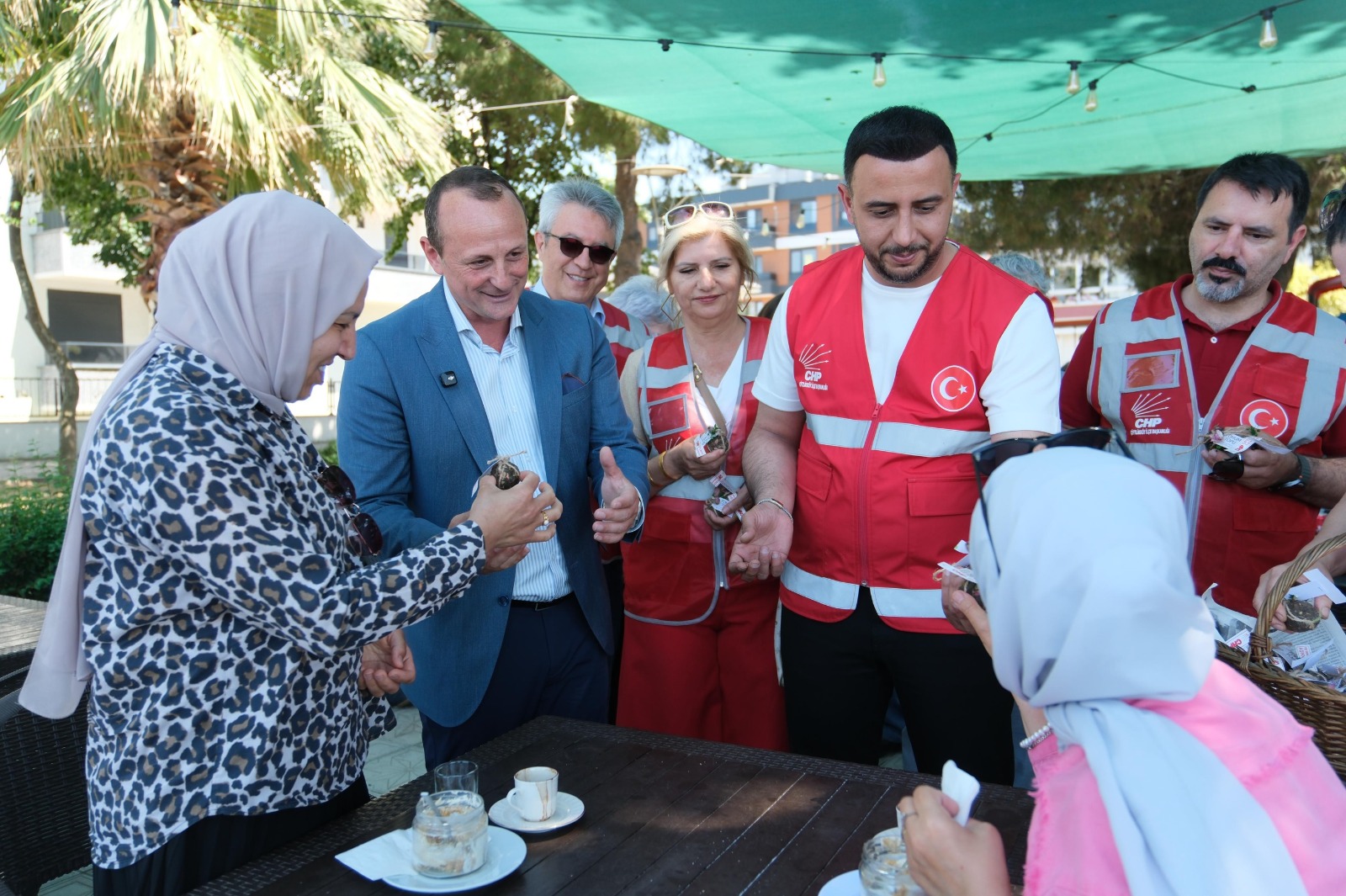 Dünya Çevre Günü’nde Çiftlikköy’de Anlamlı Etkinlik: Vatandaşlara Çiçek Tohumu Topları Dağıtıldı 5 Dünya Çevre Günü’nde Çiftlikköy’de Anlamlı Etkinlik: Vatandaşlara Çiçek Tohumu Topları Dağıtıldı