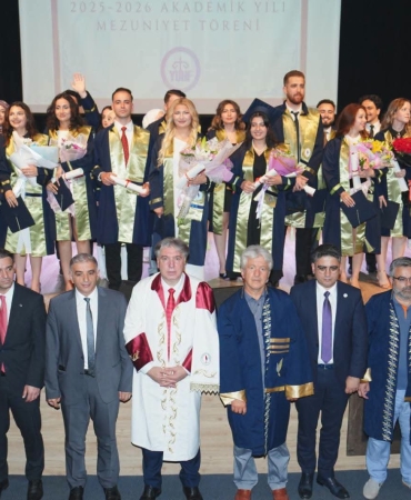 Yalova Üniversitesi Hukuk Fakültesi’nde Mezuniyet Coşkusu: Genç Hukukçular Meslek Hayatına Uğurlandı
