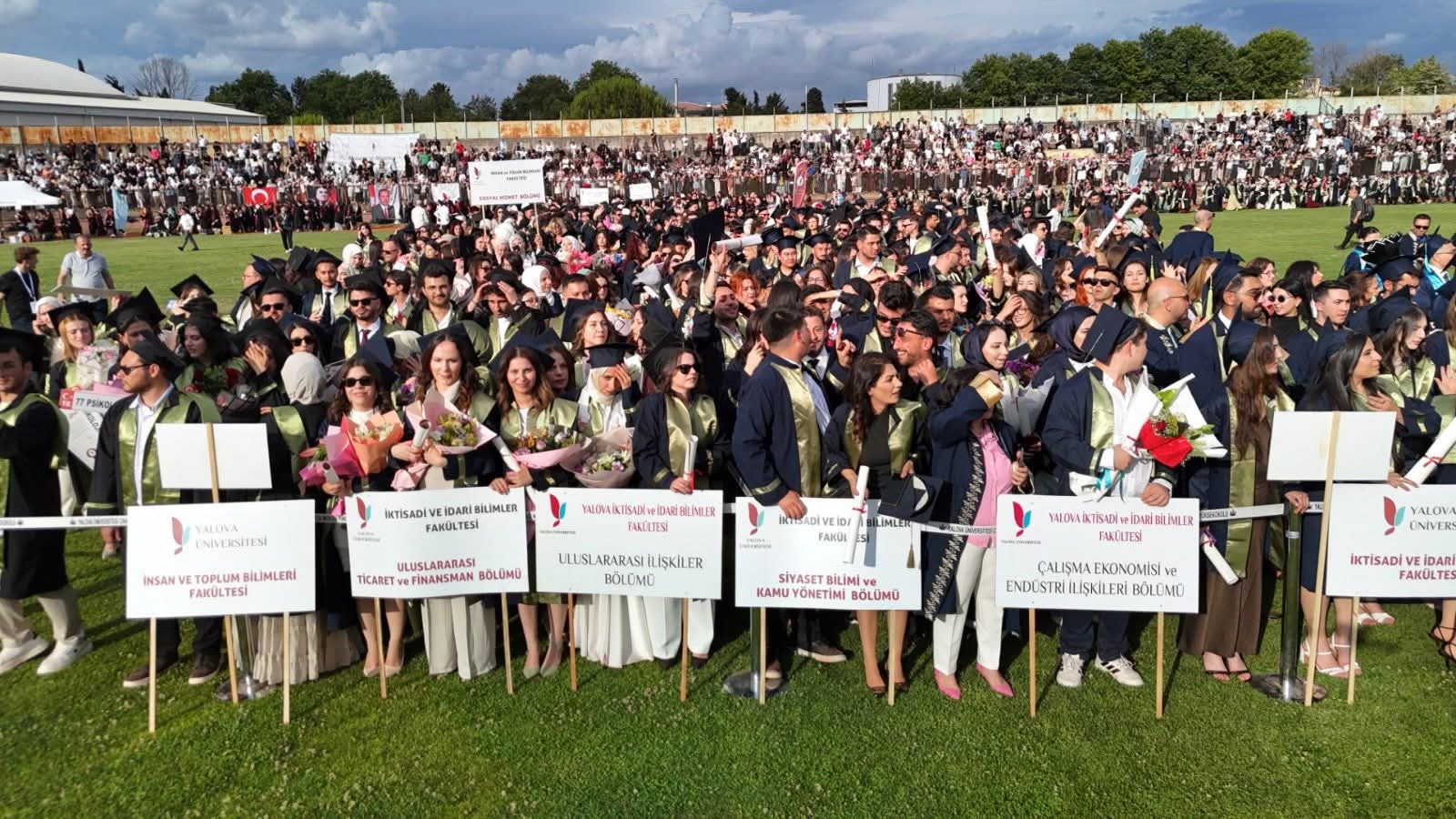 Yalova Üniversitesi 2025-2026 Akademik Yılı Mezuniyet Töreni Coşkuyla Gerçekleştirildi 5 Yalova Üniversitesi 2025-2026 Akademik Yılı Mezuniyet Töreni Coşkuyla Gerçekleştirildi