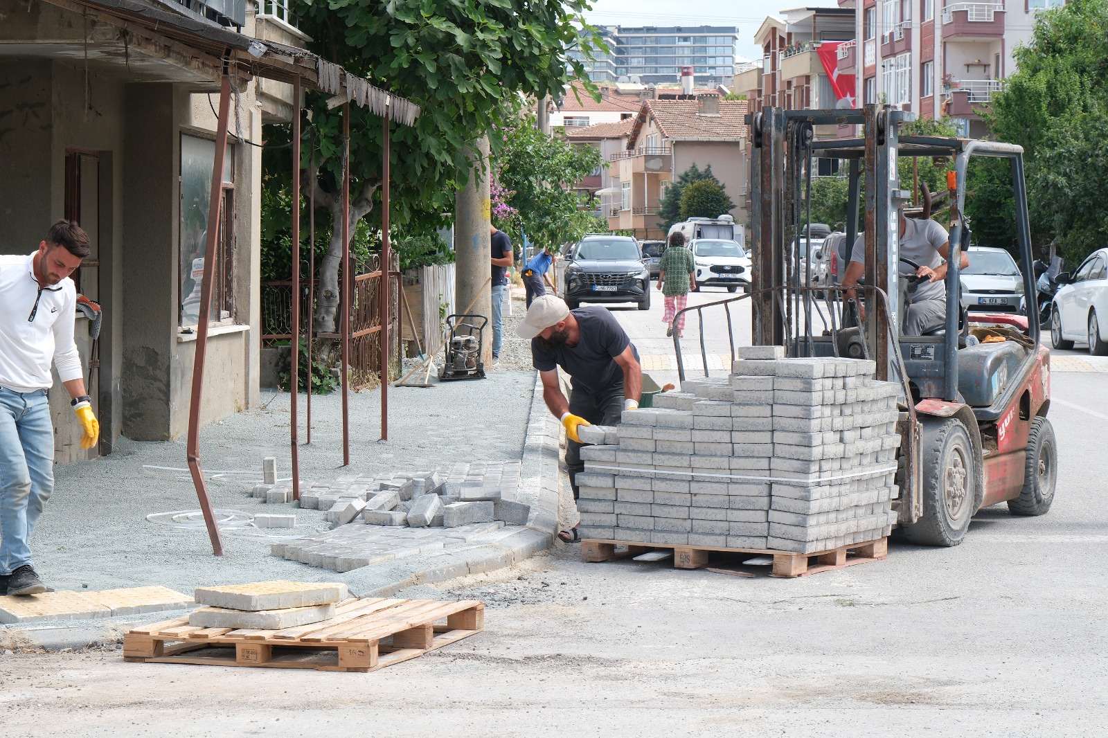 Çiftlikköy’de Yol ve Kaldırım Çalışmaları Aralıksız Sürüyor 6 Çiftlikköy’de Yol ve Kaldırım Çalışmaları Aralıksız Sürüyor