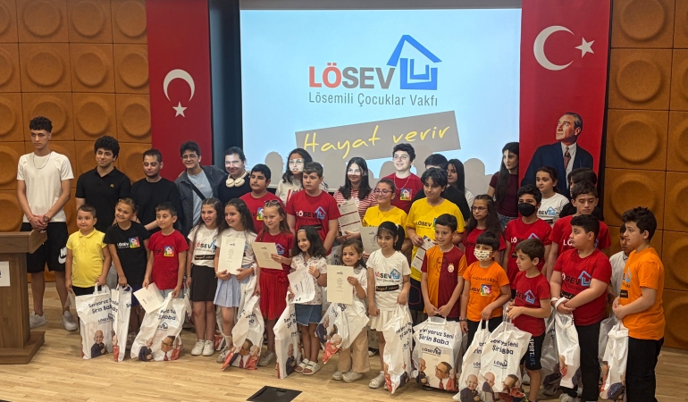 LÖSEV Bursa’da Minik Yüreklerin Karne Sevincine Ortak Oldu: Lösemiyle Mücadele Eden Çocuklar Unutulmaz Bir Gün Yaşadı 1 LÖSEV Bursa’da Minik Yüreklerin Karne Sevincine Ortak Oldu: Lösemiyle Mücadele Eden Çocuklar Unutulmaz Bir Gün Yaşadı