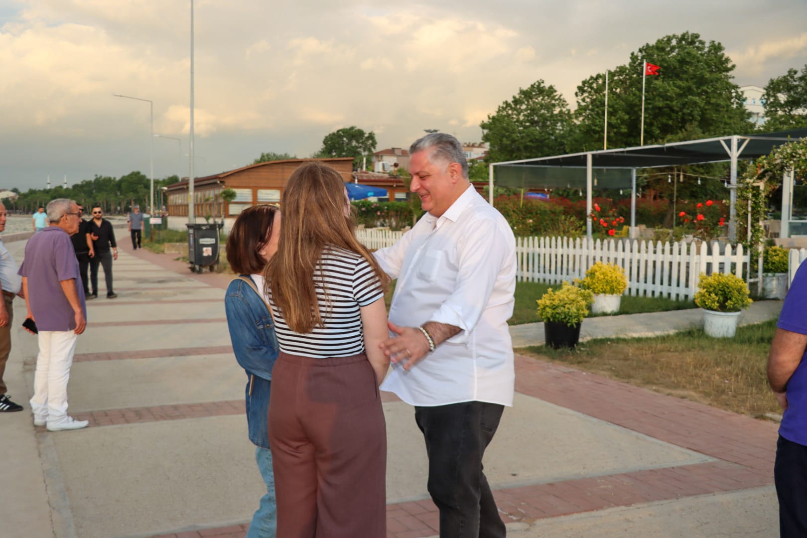 Başkan Mehmet Gürel Kent Turunda Vatandaşların Taleplerini Dinledi 8 Başkan Mehmet Gürel Kent Turunda Vatandaşların Taleplerini Dinledi