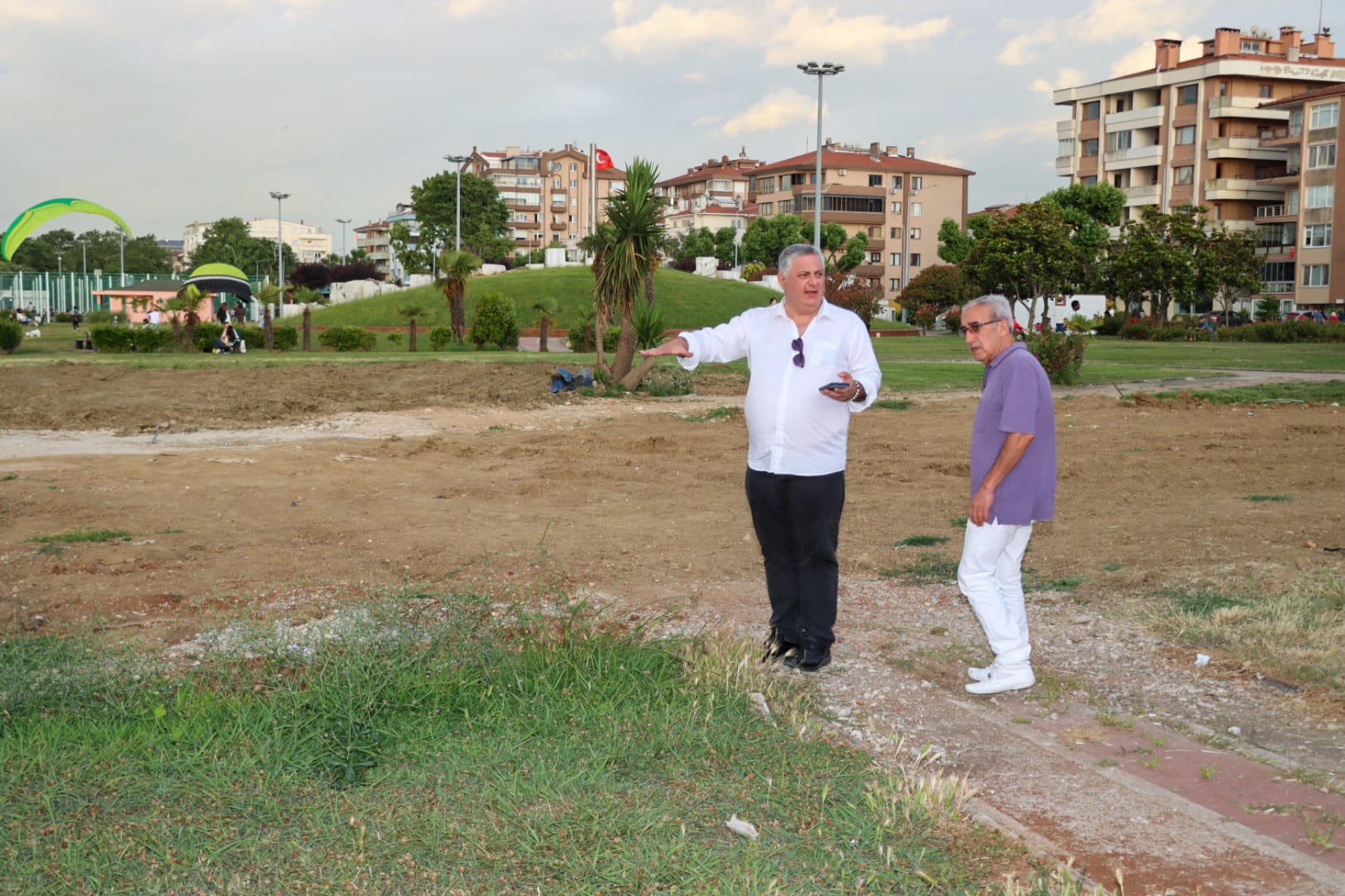 Başkan Mehmet Gürel Kent Turunda Vatandaşların Taleplerini Dinledi 5 Başkan Mehmet Gürel Kent Turunda Vatandaşların Taleplerini Dinledi