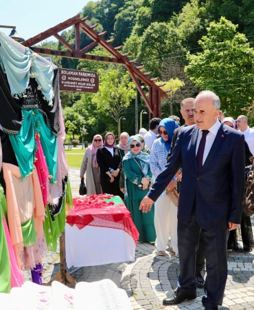 Vali Erol, “İlmek İlmek Kadın Eli” Sergisinin Açılışını Yaptı 5 Vali Erol, “İlmek İlmek Kadın Eli” Sergisinin Açılışını Yaptı