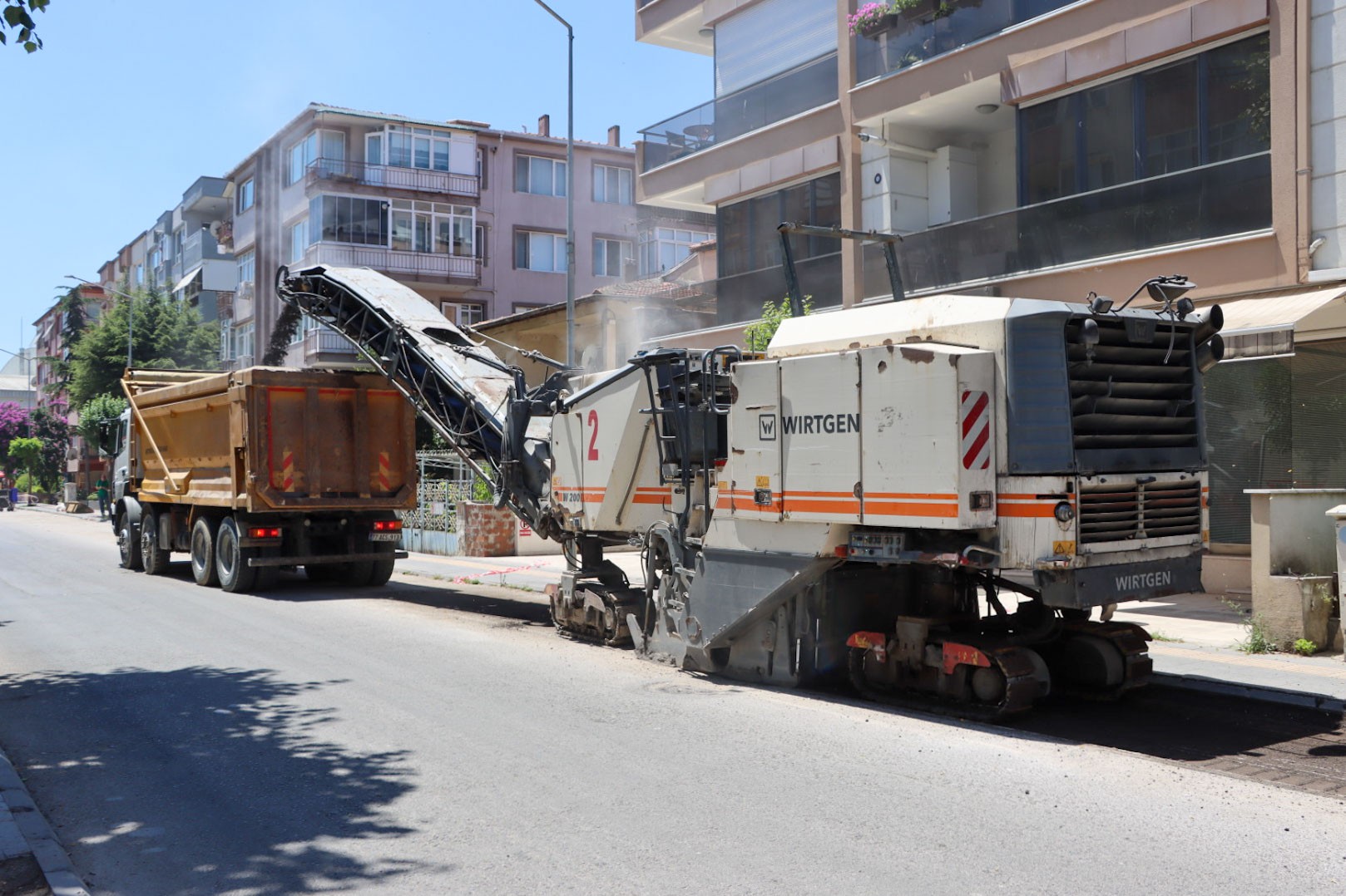 STADYUM CADDESİ'NDE ASFALT ÖNCESİ FREZE ÇALIŞMASI BAŞLADI 5 STADYUM CADDESİ'NDE ASFALT ÖNCESİ FREZE ÇALIŞMASI BAŞLADI
