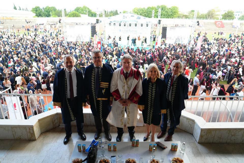 Yalova Üniversitesi 2025-2026 Akademik Yılı Mezuniyet Töreni Coşkuyla Gerçekleştirildi 10 Yalova Üniversitesi 2025-2026 Akademik Yılı Mezuniyet Töreni Coşkuyla Gerçekleştirildi