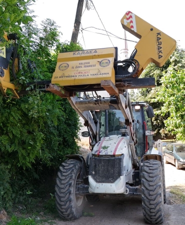 Yalova’da Köy Yollarında Güvenlik Seferberliği: Yol Kenarlarında Budama ve Temizlik Çalışmaları Aralıksız Devam Ediyor 10 Yalova’da Köy Yollarında Güvenlik Seferberliği: Yol Kenarlarında Budama ve Temizlik Çalışmaları Aralıksız Devam Ediyor