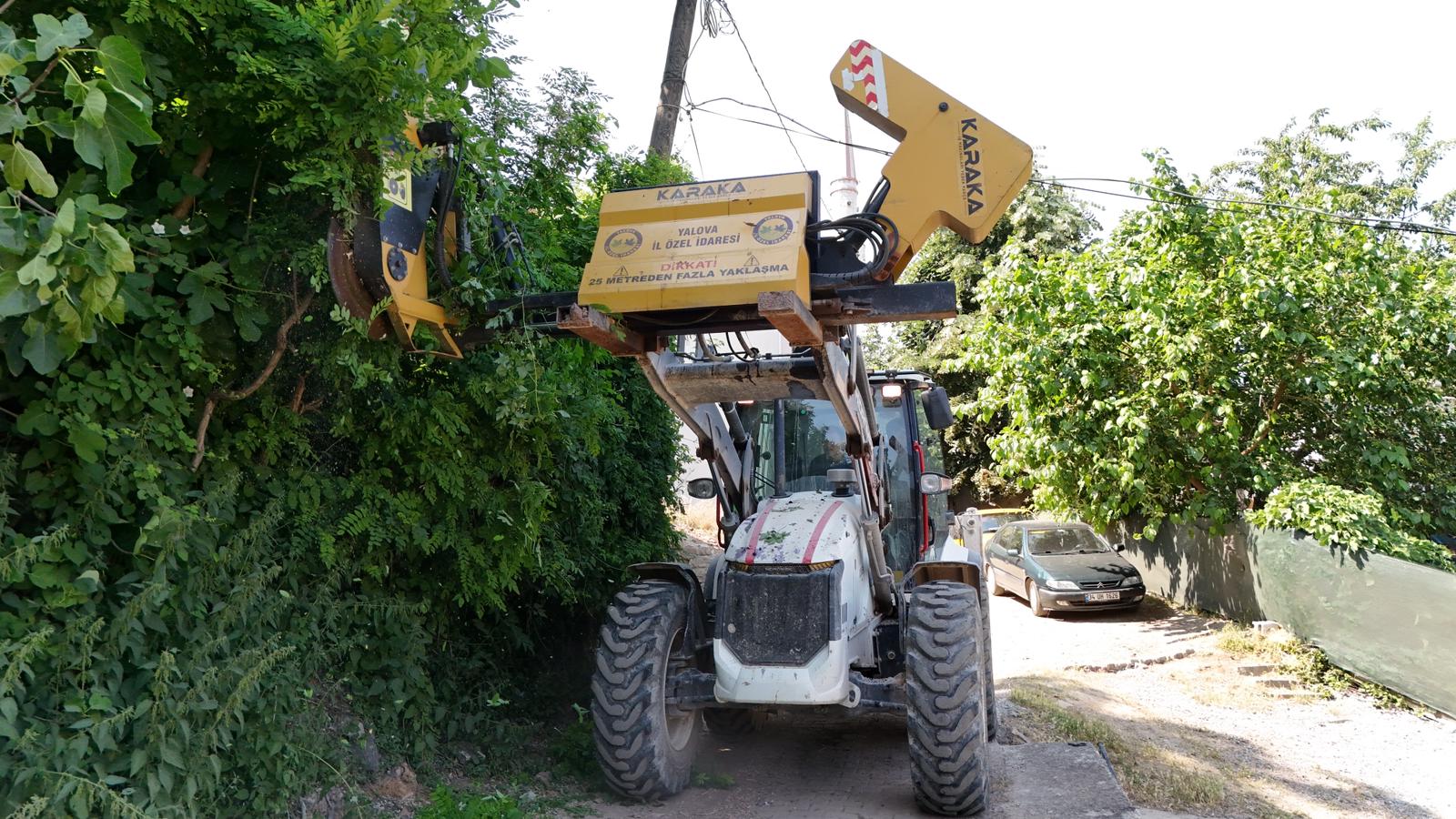 Yalova’da Köy Yollarında Güvenlik Seferberliği: Yol Kenarlarında Budama ve Temizlik Çalışmaları Aralıksız Devam Ediyor 3 Yalova’da Köy Yollarında Güvenlik Seferberliği: Yol Kenarlarında Budama ve Temizlik Çalışmaları Aralıksız Devam Ediyor