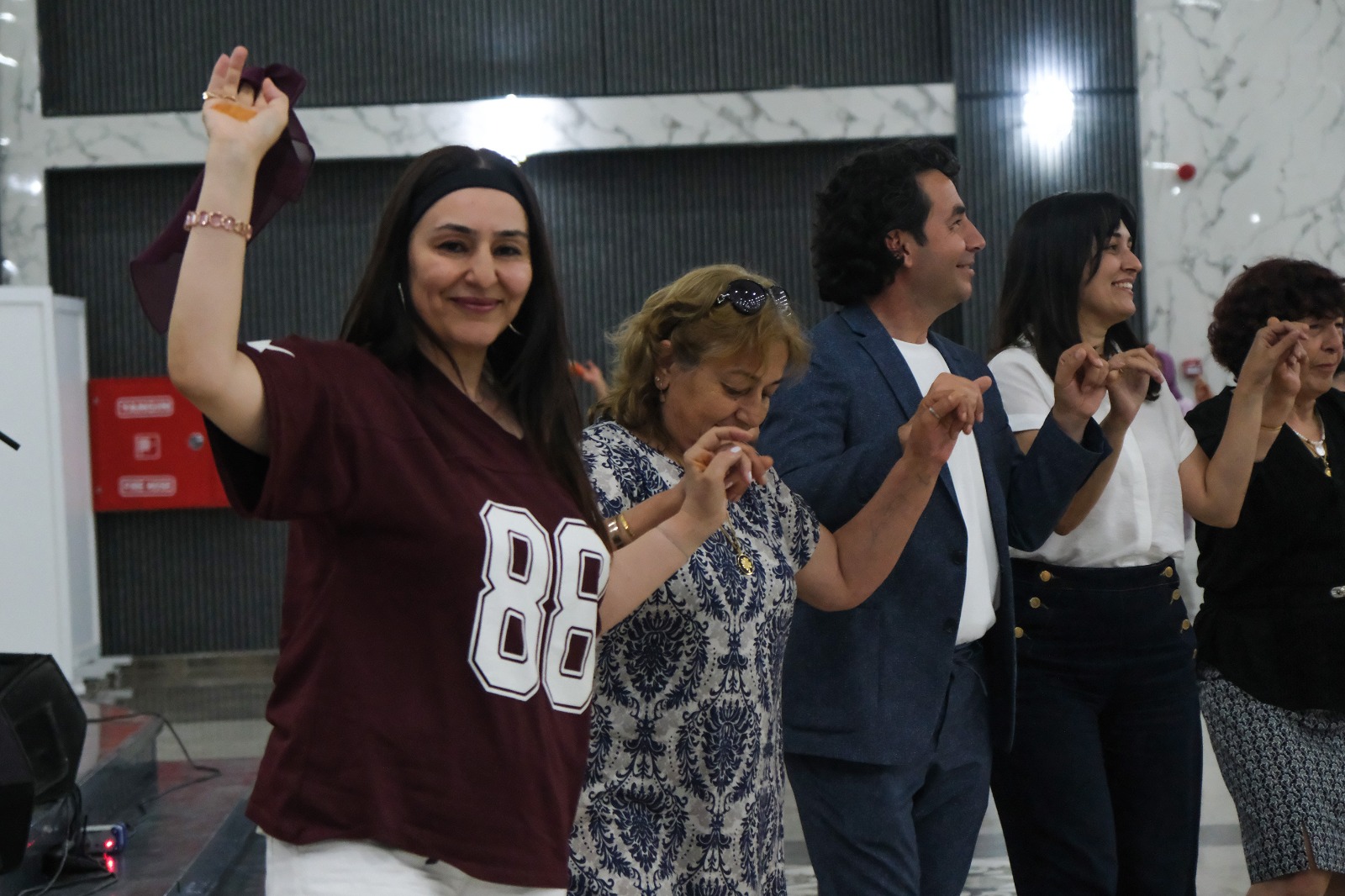 Çiftlikköy’de Türkü Şöleni Yaşandı: Halk Müziği Tutkunları Unutulmaz Bir Gece Geçirdi 6 Çiftlikköy’de Türkü Şöleni Yaşandı: Halk Müziği Tutkunları Unutulmaz Bir Gece Geçirdi