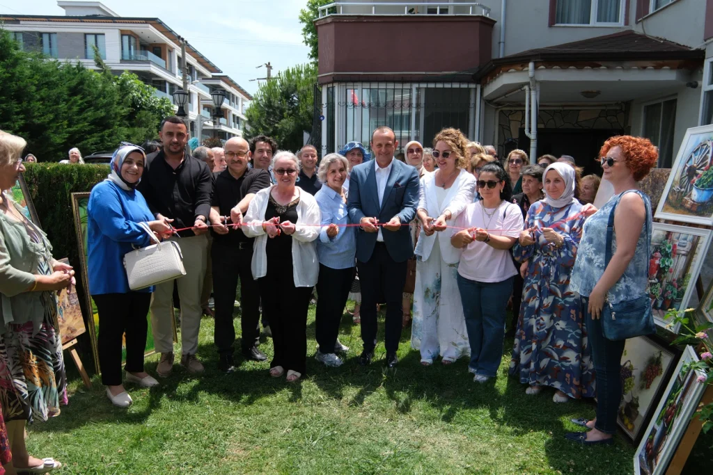 BAŞKAN YELE, RESİM VE DİKİŞ KURSİYERLERİNİN YIL SONU SERGİSİNİ AÇTI
