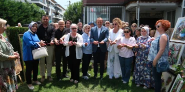 BAŞKAN YELE, RESİM VE DİKİŞ KURSİYERLERİNİN YIL SONU SERGİSİNİ AÇTI 3 BAŞKAN YELE, RESİM VE DİKİŞ KURSİYERLERİNİN YIL SONU SERGİSİNİ AÇTI