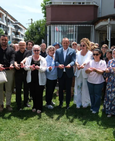 BAŞKAN YELE, RESİM VE DİKİŞ KURSİYERLERİNİN YIL SONU SERGİSİNİ AÇTI