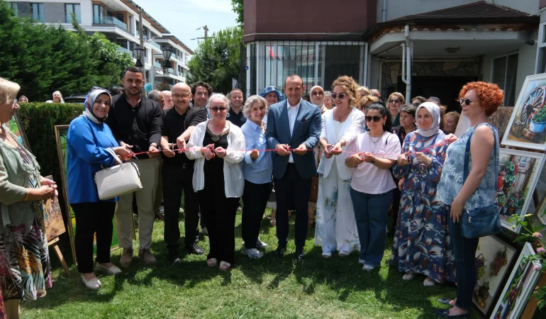 BAŞKAN YELE, RESİM VE DİKİŞ KURSİYERLERİNİN YIL SONU SERGİSİNİ AÇTI