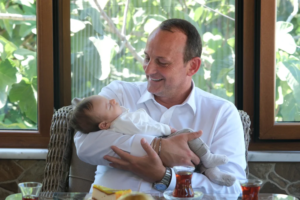 Çiftlikköy’de ‘Hoş Geldin Bebek’ Projesi Devam Ediyor: Başkan Adil Yele Ailelerin Sevincine Ortak Oldu