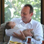 Çiftlikköy’de ‘Hoş Geldin Bebek’ Projesi Devam Ediyor: Başkan Adil Yele Ailelerin Sevincine Ortak Oldu