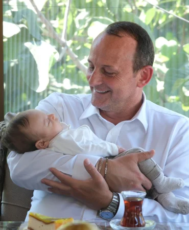 Çiftlikköy’de ‘Hoş Geldin Bebek’ Projesi Devam Ediyor: Başkan Adil Yele Ailelerin Sevincine Ortak Oldu 2 Çiftlikköy’de ‘Hoş Geldin Bebek’ Projesi Devam Ediyor: Başkan Adil Yele Ailelerin Sevincine Ortak Oldu