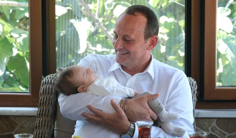 Çiftlikköy’de ‘Hoş Geldin Bebek’ Projesi Devam Ediyor: Başkan Adil Yele Ailelerin Sevincine Ortak Oldu